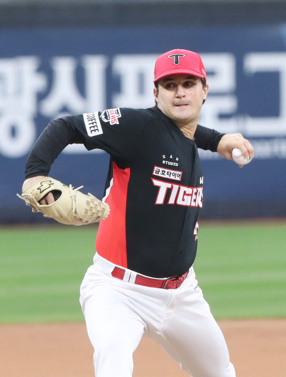 KIA starting pitcher Panoni is throwing the ball in the bottom of the first inning of the ‘2023 Shinhan Bank SOL KBO League’ game between KIA Tigers and KT Wiz held at KT Wiz Park in Jangan-gu, Suwon-si, Gyeonggi-do on the afternoon of the 24th. 2023.8.24. News 1