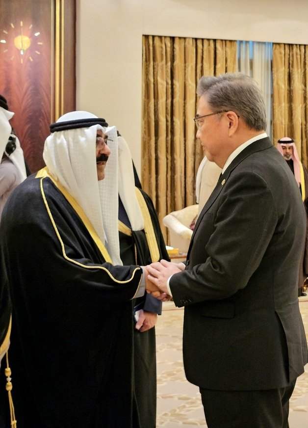 미샬 알 아흐마드 알 자베르 알 사바 신임 쿠웨이트 국왕(왼쪽)과 박진 외교부 장관.(외교부 제공)