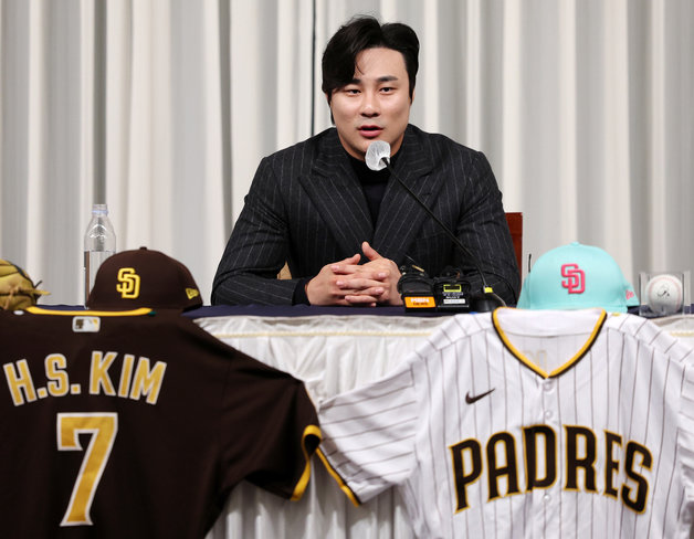 Kim Ha-seong of the San Diego Padres, who became the first Korean player ever to win the Major League (MLB) National League Utility Fielder category Golden Glove, is answering questions from reporters at an official press conference held at Hotel Riviera in Cheongdam-dong, Gangnam-gu, Seoul on the 20th. 2023.11.20. News 1