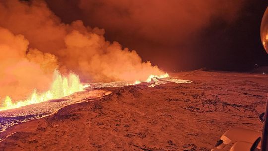 18일(현지시간) 오후 10시17분쯤 아이슬란드 남서부 레이캬네스반도에서 화산이 분화해 시뻘건 용암과 연기가 솟구치고 있다. (출처 : 아이슬란드 기상청) 2023.12.19/