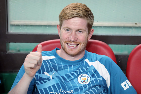 Manchester City's Kevin De Bruyne is sitting on the bench and giving a thumbs up to reporters during the 2nd match of the Coupang Play Series between Atletico Madrid and Manchester City FC held at the Seoul World Cup Stadium in Mapo-gu, Seoul on July 30. 2023.7.30/News 1
