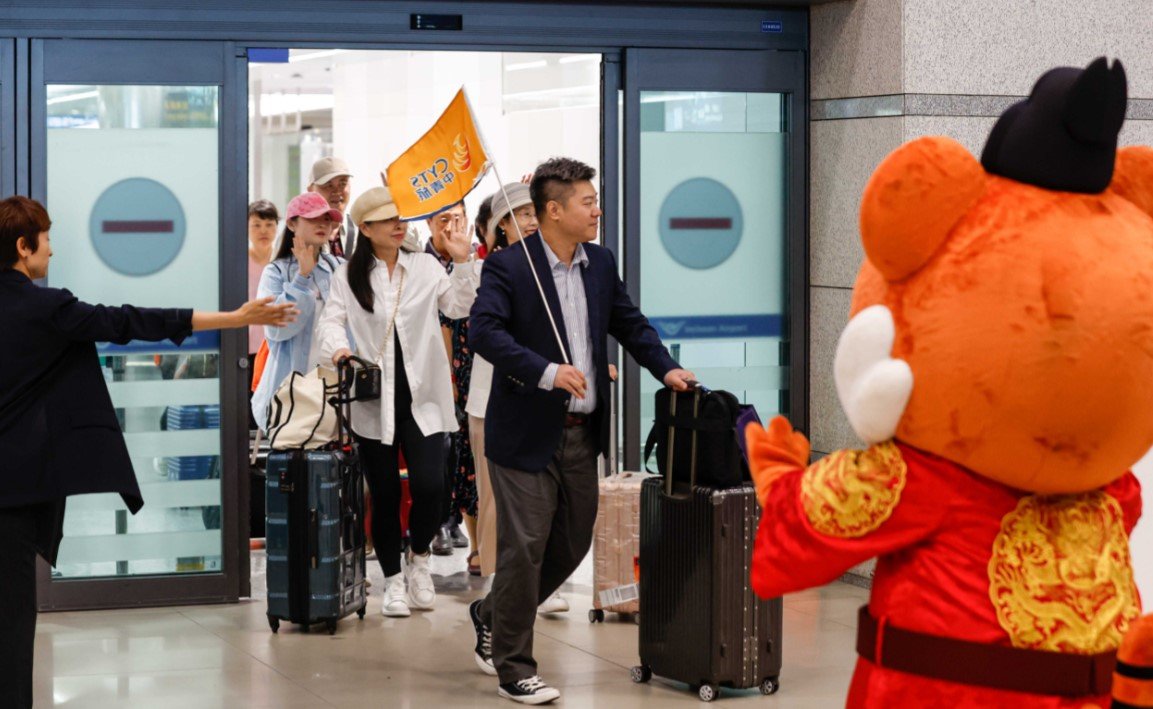 지난 8월 인천공항에서 한국관광공사의 환영을 받으며 입국하는 중국 단체 관광객들의 모습. 이때만 해도 볕들 날이 곧 오는 줄 알았다. 동아일보DB