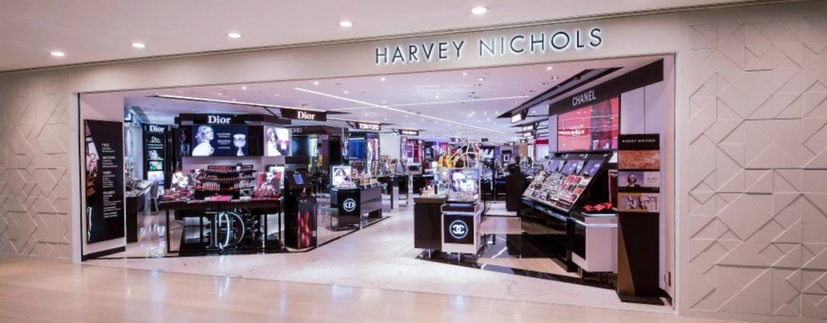 영국 명품 백화점 하비 니콜스는 18년 동안 운영한 홍콩 랜드마크몰 5층의 플래그십 매장을 철수한다고 지난달 말 발표했다. 중국 본토 관광객의 소비력 감소 탓이라는 설명이다. 하비 니콜스