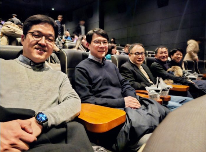 이원석 검찰총장(왼쪽 세 번째)이 17일 대검 간부들과 함께 영화 ‘서울의 봄’을 관람하기 앞서 기념촬영을 하고 있는 모습. 대검찰청 제공