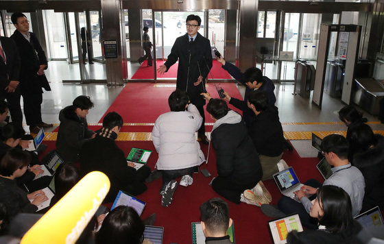 한동훈 법무부 장관이 19일 오후 서울 여의도 국회에서 열리는 법제사법위원회 전체회의에 앞서 취재진들의 질의에 답하고 있다. 2023.12.19. 뉴스1