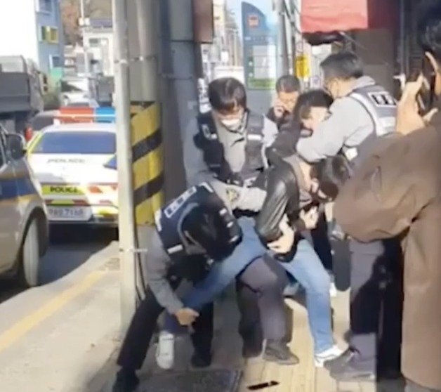 경찰에게 붙잡힌 마약사범이 도주하려고 발버둥 치고 있다. 부산경찰청 제공