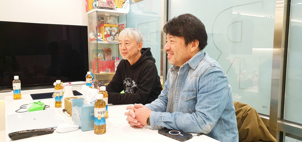 인터뷰 중인 유게 마사히로 대표(좌)와 쿠사카 코에츠 슈퍼파이버(우)(자료 출처-게임동아)