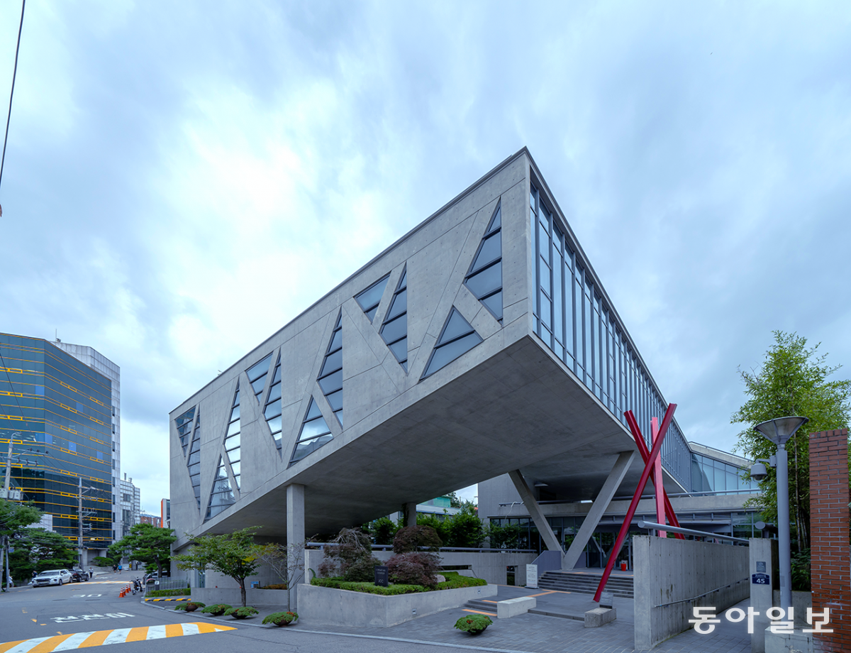 일본의 세계적 건축가 안도 다다오가 설계한 ‘JCC아트센터’.