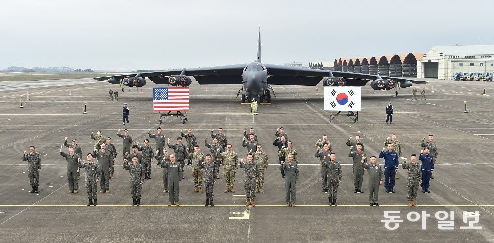 10월 19일 충북 청주 공군기지에 주기된  B-52H 전략폭격기를 배경으로 한미 주요 지휘관과 폭격기 작전요원들이 기념 촬영을 하고 있다. 동아일보 DB