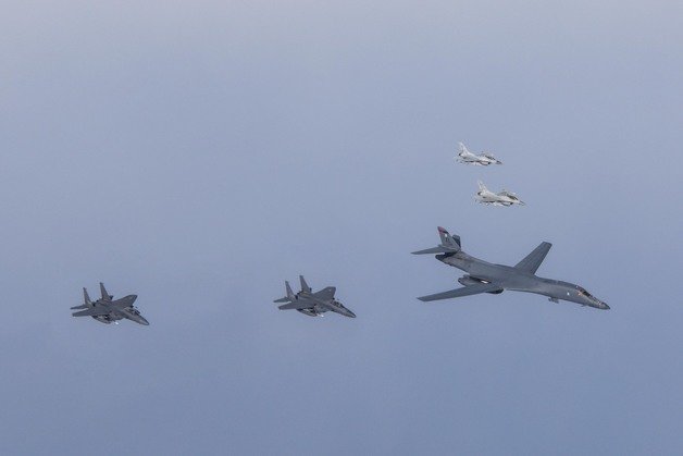 한미 공군이 지난 3월3일 한반도 서해 및 중부내륙 상공에서 우리 측 F-15K·KF-16 전투기와 미군 측 B-1B 전략폭격기가 참여한 연합공중훈련을 실시했다. (국방부 제공) 2023.3.3/뉴스1