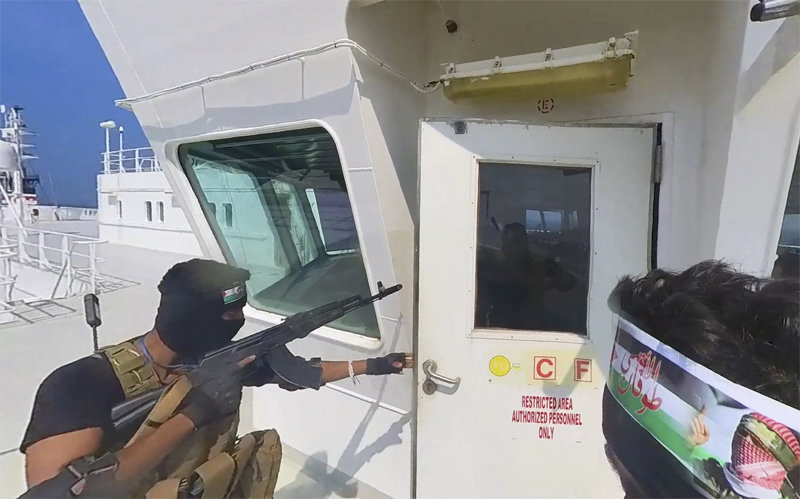 日선적 화물선 습격한 후티 반군 예멘 후티 반군이 지난달 19일 홍해에서 항해 중인 일본 해운사 소속 선박 ‘갤럭시 
리더’호를 습격해 나포하고 있다. 후티 반군이 지난달부터 한 달간 홍해를 지나는 선박 최소 12척을 공격하면서 글로벌 물류 대란 
우려가 커지고 있다. 후티미디어센터 AP 뉴시스