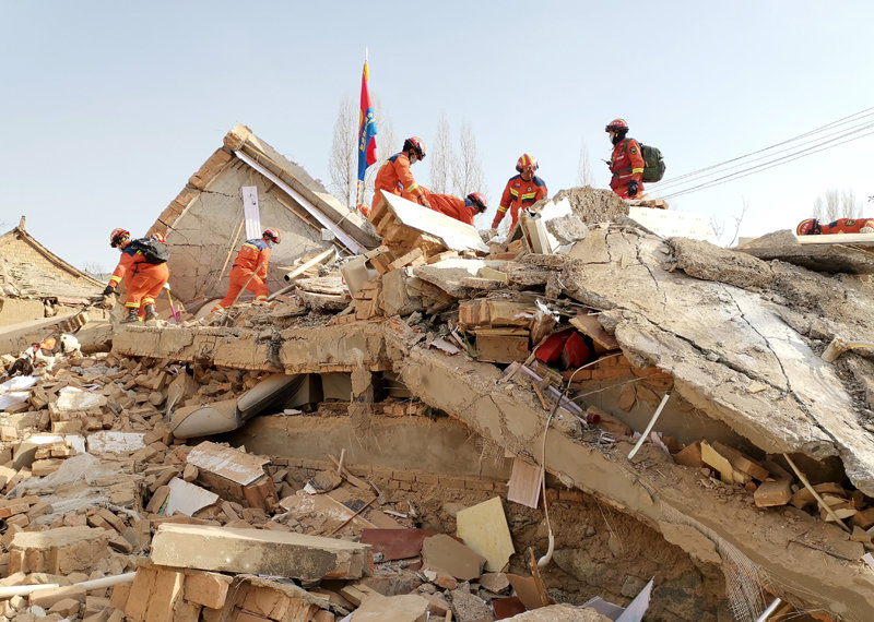 무너진 건물 잔해 속 생존자 수색 19일 중국 북서부 간쑤성 린샤후이족자치주 지스산현에서 구조대원들이 규모 6.2의 
강진으로 무너진 건물 잔해 사이를 오가며 생존자를 수색하고 있다. 전날 밤 발생한 강진으로 최소 118명이 숨지고 부상자도 
600명에 육박했다. 지진 발생 후 규모 4.0∼4.9의 지진 두 차례를 포함해 275차례의 여진이 이어졌다. 일부 마을에선 
주민들이 무너진 건물에 아직 갇혀 있어 사상자가 더 늘어날 것으로 보인다. 지스산=신화 뉴시스