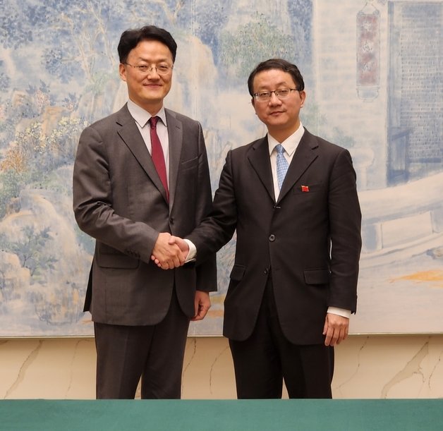 최용준 외교부 동북아국장(왼쪽),과 류진쑹 중국 외교부 아주사장. (외교부 제공)