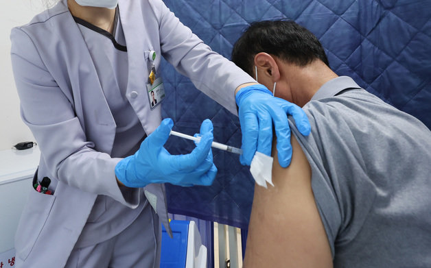 고위험군과 65세 이상 고령자를 대상으로 코로나19 백신 무료접종이 시작된 지난 10월 19일 서울 강서구 부민병원을 찾은 어르신이 코로나19 백신을 접종 받고 있다. 2023.10.19/뉴스1