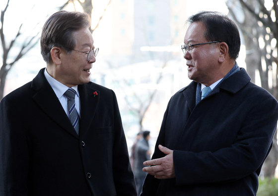 이재명 더불어민주당 대표와 김부겸 전 국무총리가 20일 오전 서울 중구의 식당에서 비공개 회동을 위해 도착해 취재진 앞에서 발언 순서를 서로 양보하고 있다. 2023.12.20 뉴스1