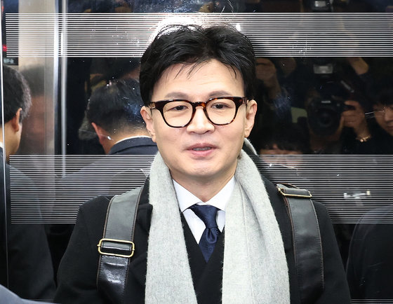 한동훈 법무부 장관이 20일 서울 여의도 국회에서 예산결산특별위원회 전체회의에 참석하기에 앞서 취재진의 질문을 받고 있다. 2023.12.20/뉴스1