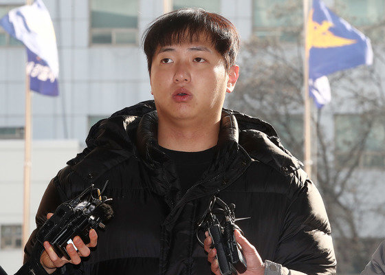 김하성 선수에게 폭행 피해를 입었다고 주장하는 임혜동씨가 20일 피고소인 신분으로 조사받기 위해 서울 강남경찰서에 출석해 입장을 밝히고 있다. 2023.12.20 뉴스1