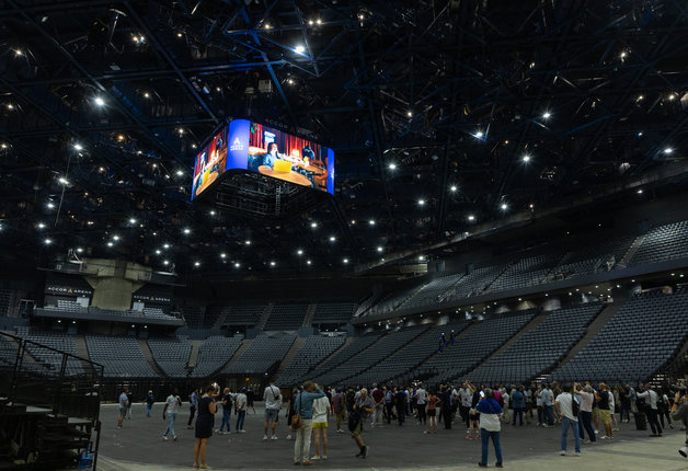 6일(현지시간) 프랑스 파리에서 진행 중인 ‘2024 파리 올림픽’ 월드 프레스 브리핑에 참가한 각국 언론사 관계자들이 베르시 아레나(Bercy Arena) 경기장을 둘러보고 있다. 올림픽 기간동안 베르시 아레나 경기장에서는 농구와 체조 종목, 그리고 패럴림픽 휠체어 농구 경기가 진행 될 예정이다. 2023.9.6 뉴스1