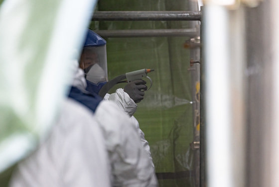 문화재청 관계자들이 19일 오전 서울 종로구 경복궁 영추문 인근에 새겨진 낙서 제거작업을 하고 있다. 2023.12.19/뉴스1