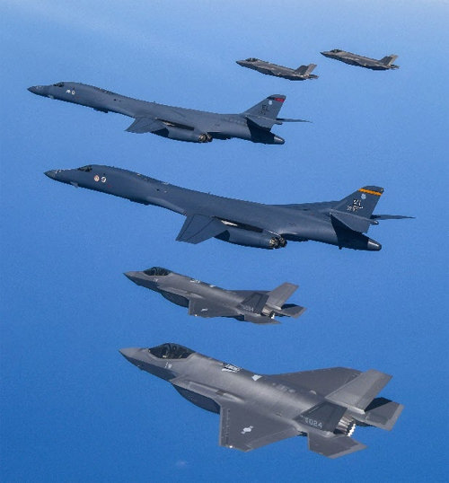 올해 3월 B-1B 2대(가운데)와 우리 공군 스텔스 전투기 F-35A 4대(위아래)가 편대를 이뤄 한반도 상공에서 연합 훈련을 하고 있다. 동아일보DB