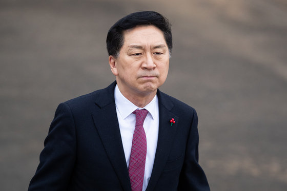 김기현 국민의힘 대표가 11일 경기 성남시 서울공항에서 네덜란드를 국빈 방문하는 윤석열 대통령 환송을 위해 이동하고 있다. 2023.12.11/뉴스1