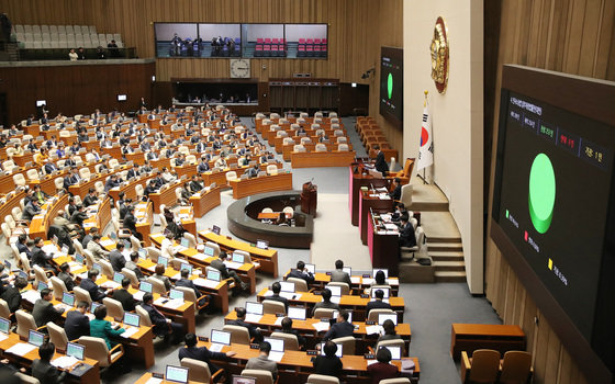 20일 오후 서울 여의도 국회 본회의장에서 열린 제411회국회(임시회) 제1차 본회의. 2023.12.20/뉴스1 ⓒ News1