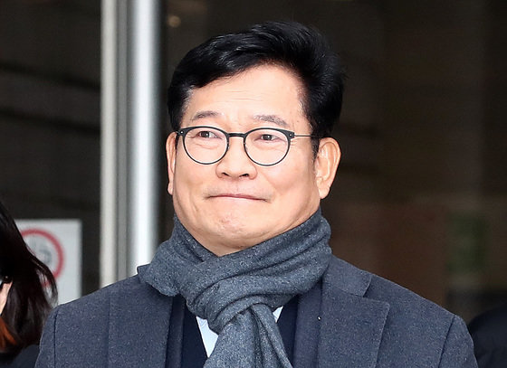 ‘더불어민주당 전당대회 돈봉투 살포’에 관여한 혐의를 받는 송영길 전 대표가 18일 오후 서울 서초구 중앙지방법원에서 열린 구속 전 피의자 심문(영장실질심사)을 마친 후 법원을 나서고 있다. 2023.12.18 뉴스1