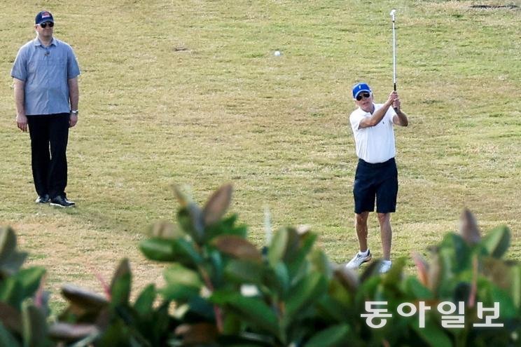 지난해 연말 버진아일랜드에서 골프를 치며 휴가를 보내고 있는 조 바이든 미국 대통령. 백악관 홈페이지