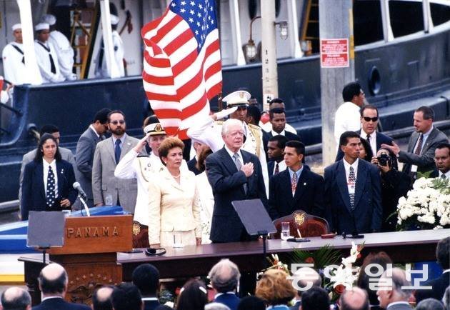 1999년 말 파나마 운하에서 열린 소유권 이전식에서 지미 카터 미국 대통령(오른쪽)과 미레야 모스코소 파나마 대통령(왼쪽). 지미 카터 센터 홈페이지
