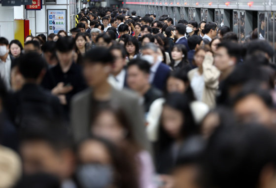 서울 시내 한 지하철역에서 직장인들이 출근을 하고 있다. 2023.10.10 뉴스1