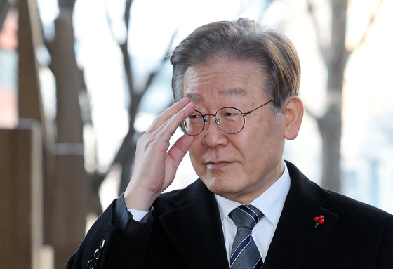 이재명 더불어민주당 대표가 20일 오전 서울 중구의 식당으로 김부겸 전 국무총리와의 비공개 회동을 위해 도착해 취재진과 인터뷰 하는 김 전 총리 옆에서 안경을 고쳐쓰고 있다. 2023.12.20/뉴스1