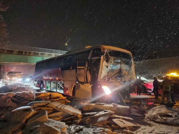 21일 오전 3시 30분경 충남 당진시 신평면 서해안고속도로 서울 방면 229㎞ 지점에서 화물차와 고속버스 등 9대가 잇따라 부딪혔다. 당진소방서 제공