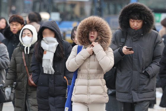 서울 광화문네거리에서 시민들이 두꺼운 옷을 입은 채 출근하고 있다. 2023.12.20./뉴스1