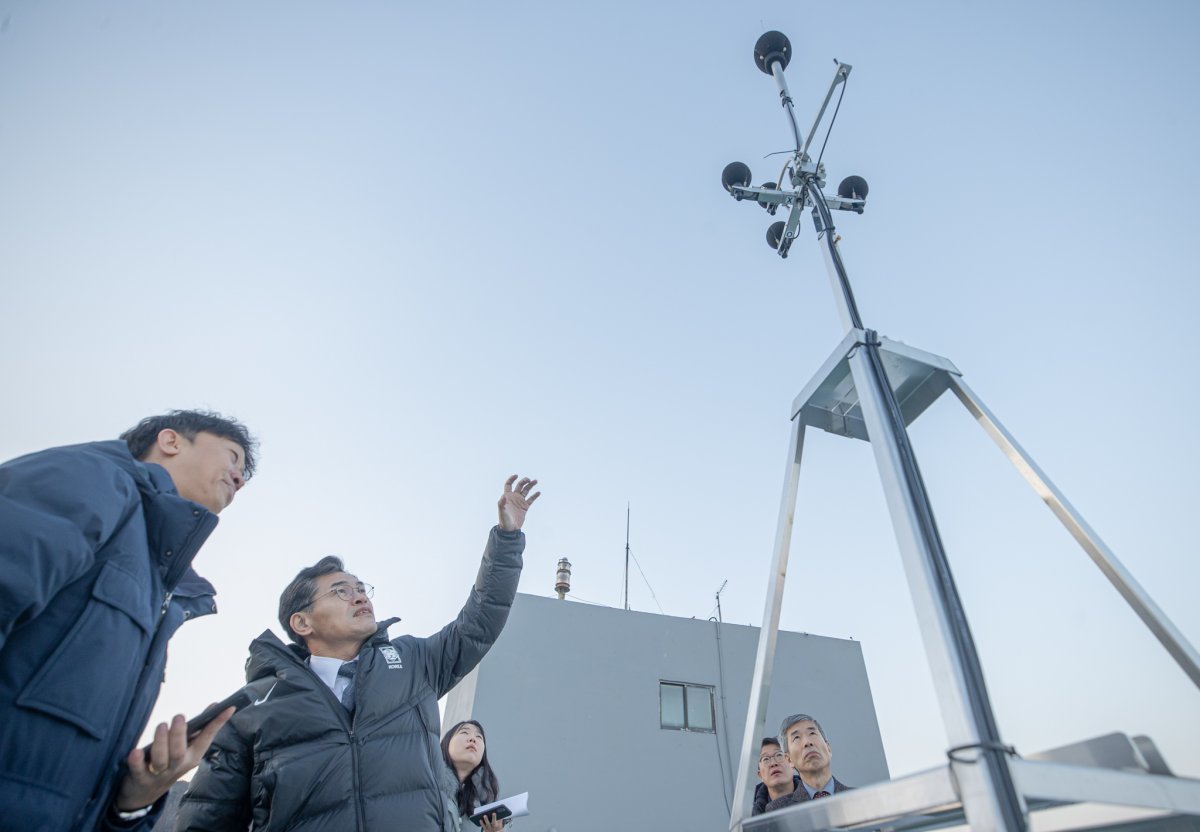 이기재 양천구청장은 20일 공항소음 자동측정기가 설치된 신월시영아파트 옥상에 현장 점검을 나섰다. 양천구청 제공