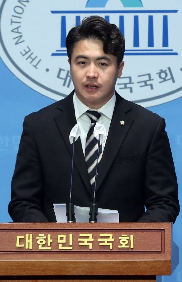 민주당 오영환 의원이 차기 총선을 1년 앞둔 지난해 4월 서울 여의도 국회 소통관에서 22대 총선 불출마를 선언하는 기자회견을 하고 있다. 뉴스1
