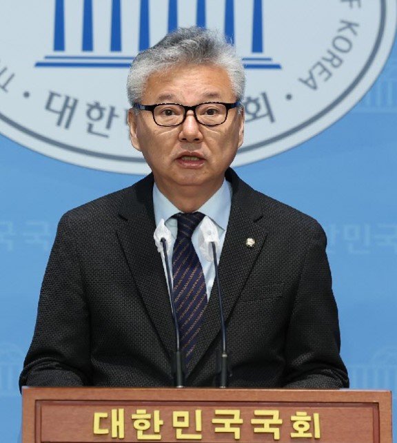 민주당 홍성국 의원이 13일 서울 여의도 국회에서 22대 총선 불출마 기자회견을 하고 있다. 뉴시스