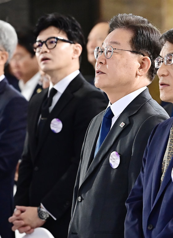 이재명 더불어민주당 대표와 한동훈 법무부장관이 17일 오전 서울 여의도 국회에서 열린 제75주년 제헌절 경축식에 제헌절 노래를 제창하고 있다. (공동취재) 2023.7.17/뉴스1