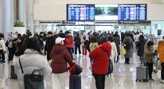 전국 곳곳에 폭설과 한파가 닥친 21일 오전 제주국제공항 국내선 출발장이 제주를 떠나는 관광객들로 붐비고 있다. 2023.12.21/뉴스1