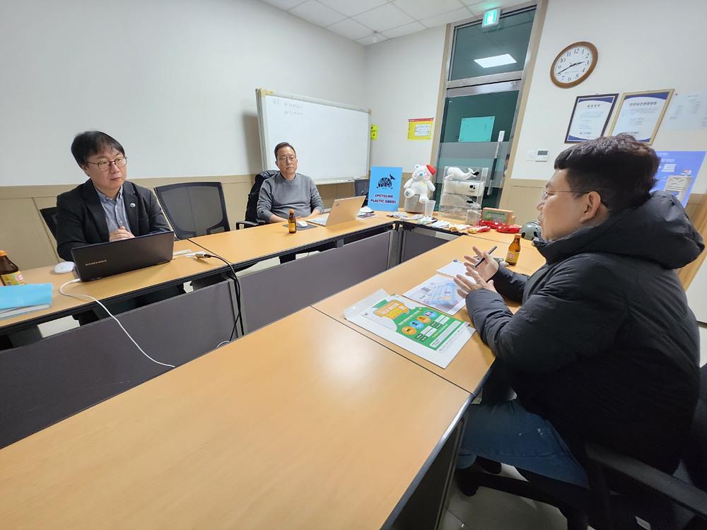 투자금 유치 전략을 논의하는 변의현 대표, 박준영 본부장과 김유광 이사(왼쪽부터) / 출처=IT동아