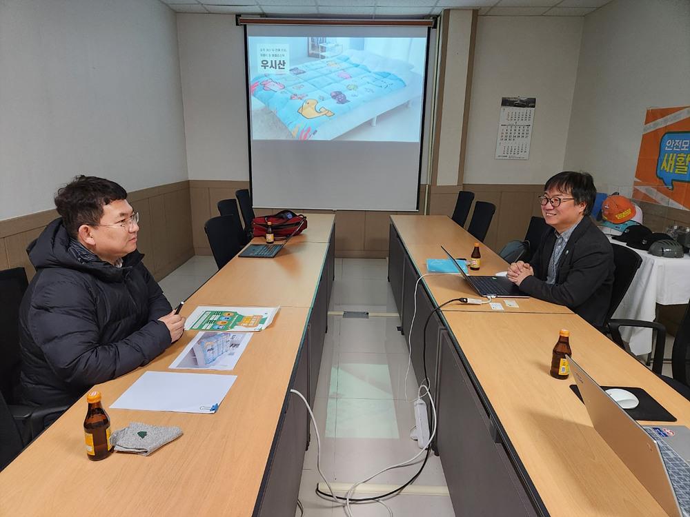 투자금 유치 전략을 논의하는 김유광 한국벤처컨설팅 이사(왼쪽)와 변의현 우시산 대표 / 출처=IT동아