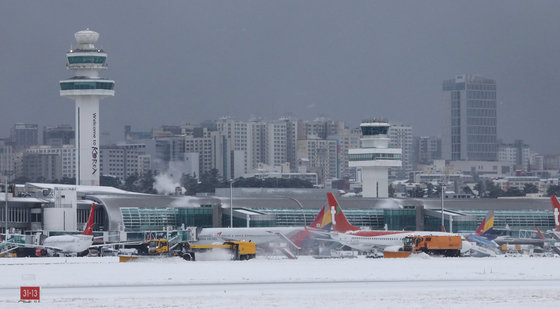 이틀째 올겨울 최강 한파가 제주를 덮친 22일 오전 폐쇄된 제주국제공항 활주로에서 제설작업이 진행되고 있다. 한국공항공사 제주공항 측은 제설작업을 위해 이날 오전 9시50분까지 활주로를 폐쇄한다. 2023.12.22. 뉴스1