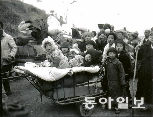 1·4 후퇴 당시 피난 가는 한 가족의 모습. 동아일보DB