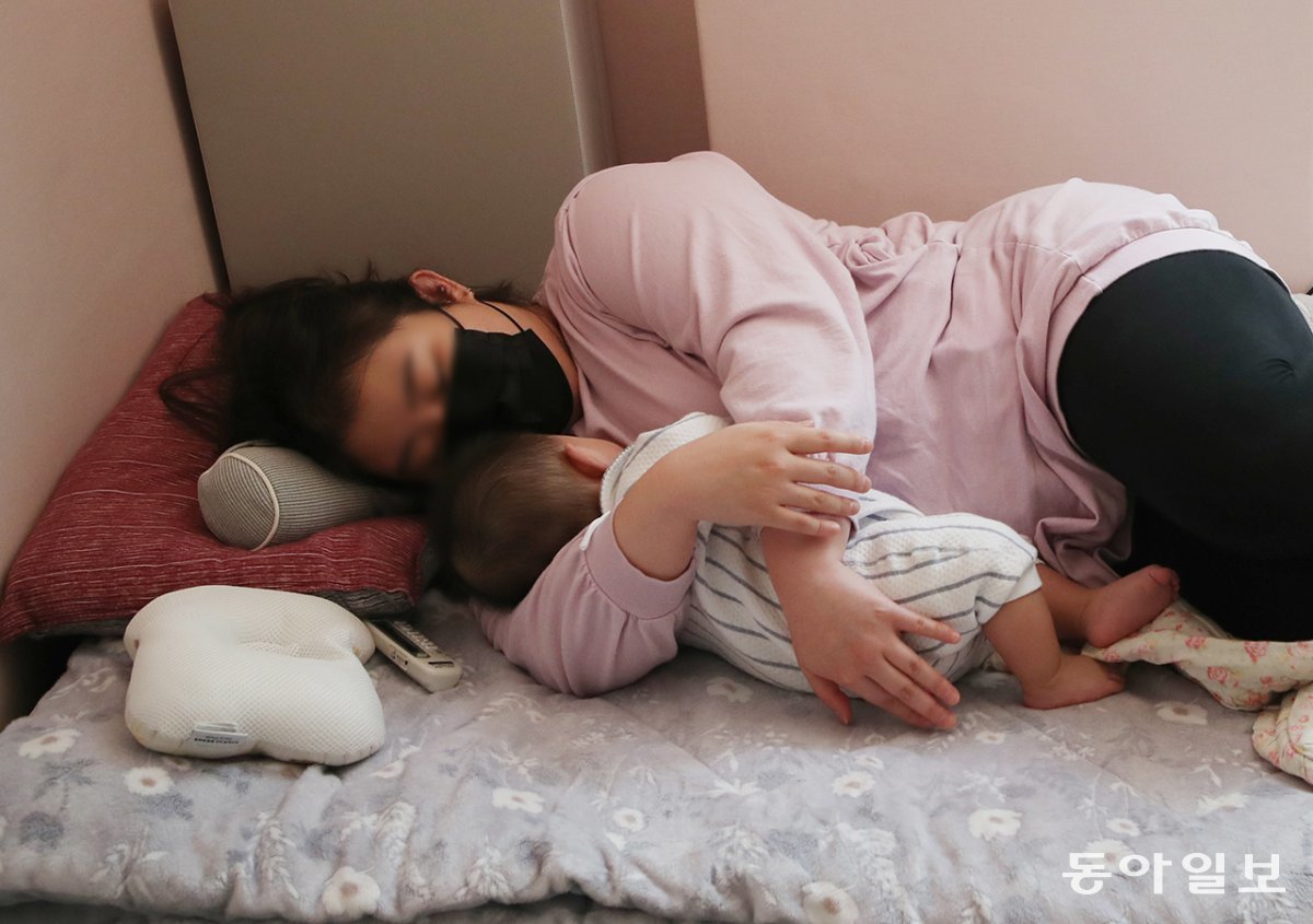 올해 10월 31일 서울 서대문구의 미혼모자 생활 시설 ‘애란원’에서 박모 씨(29)가 아이를 안고 잠들어있다. 아이를 가졌다는 사실을 임신 8개월에서야 알게 된 박 씨는 출산 직후 올해 4월 이곳에 입소했다. 아이를 입양을 보내려 준비하다가 직접 키우기로 마음을 바꿨다.