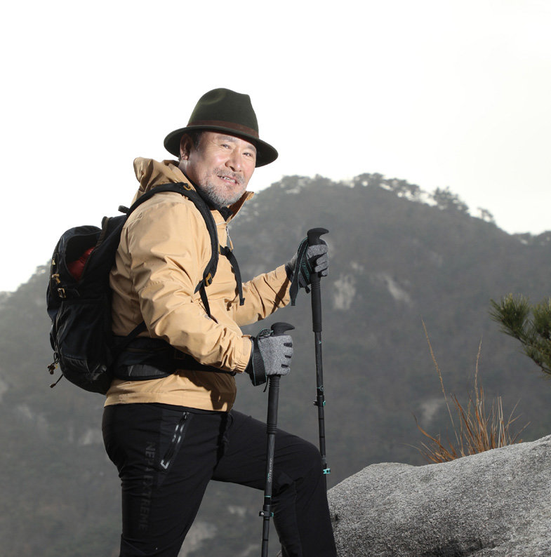 임영순 회장이 서울 북악산을 오르고 있다. 20대 후반 망가진 몸을 되살리기 위해 등산을 시작한 그는 40년 가까이 산을 타며 건강한 노년을 만들어 가고 있다. 신원건 기자 laputa@donga.com