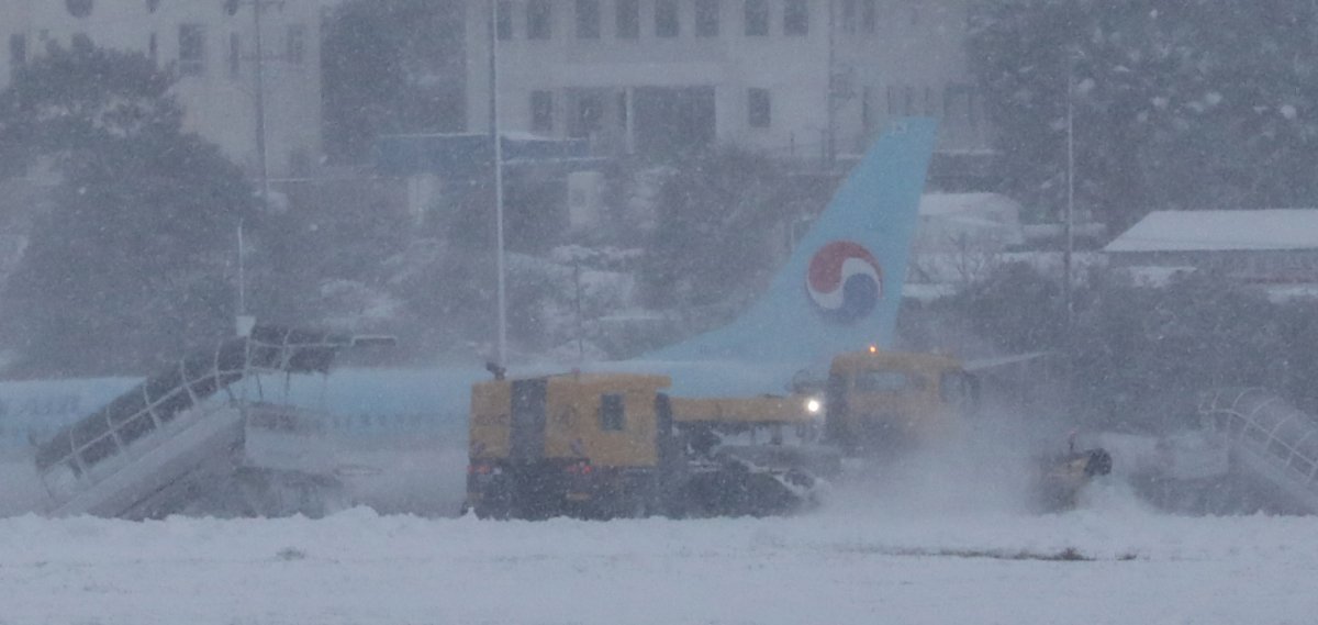 이틀째 올겨울 최강 한파가 제주를 덮친 22일 오전 폐쇄된 제주국제공항 활주로에서 제설작업이 진행되고 있다. 2023.12.22. 뉴스1