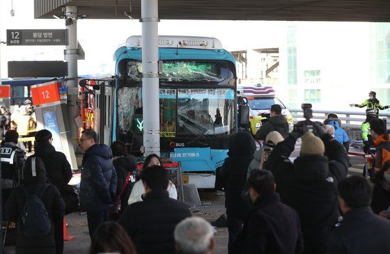 22일 오후 경기 수원시 권선구 수원역환승센터에서 시내버스가 시민 다수를 치는 사고가 발생했다.  사진은 사고 현장의 모습. 2023.12.22/뉴스1 ⓒ News1
