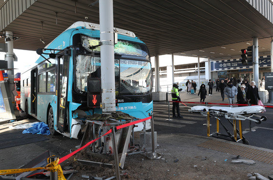 22일 오후 경기 수원시 권선구 수원역환승센터에서 시내버스가 시민 다수를 치는 사고가 발생했다.  2023.12.22/뉴스1 ⓒ News1