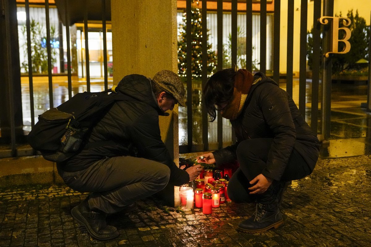 추모하는 시민들 21일(현지 시간) 총기 난사가 발생한 체코 프라하의 카를로바대 건물 밖에서 시민들이 희생자를 애도하는 의미로 촛불을 밝히고 있다. 프라하=AP 뉴시스