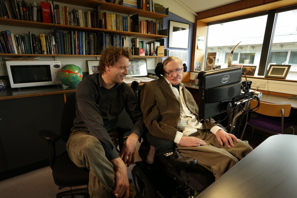 영국 케임브리지대 연구실에서 대화하는 스티븐 호킹(오른쪽)과 ‘시간의 기원’의 저자 토마스 헤르토흐(왼쪽 사진). 저자 왼쪽 뒤 구형 물체는 우주배경복사의 온도 분포가 표시돼 있는 ‘우주본’이다. RHK 제공
