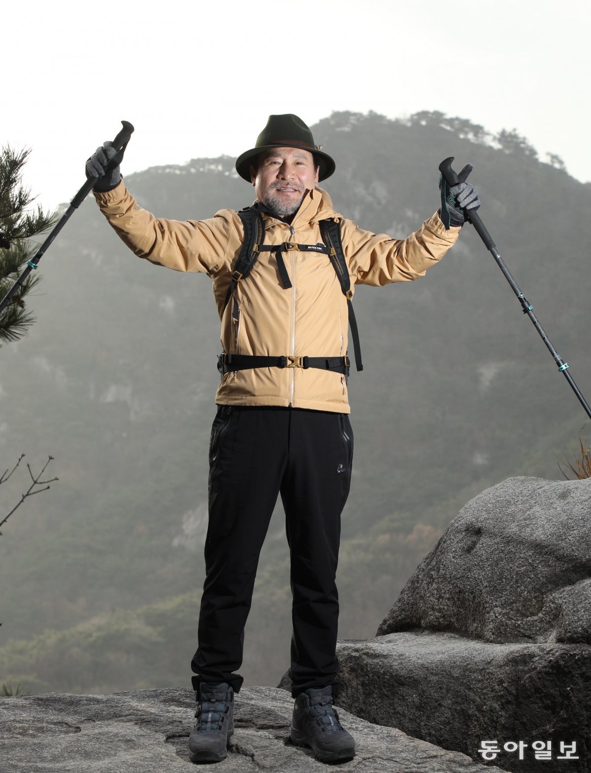 임영순 회장이 서울 북악산을 오르다 양팔을 들어올리고 있다. 20대 후반 망가진 몸을 되살리기 위해 등산을 시작한 그는 40년 가까이 산을 타며 건강한 노년을 만들어 가고 있다. 신원건 기자 laputa@donga.com